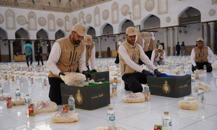 أكبر مائدة إفطار في الجامع الأزهر.. آلاف الوجبات المجانية للطلاب وعابري السبيل